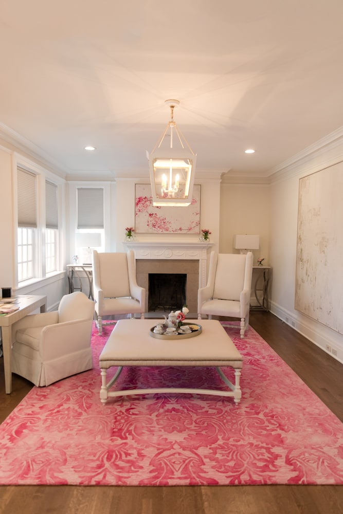 Redbud Suite photo 1