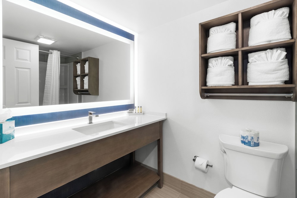 Oceanfront Deluxe Room - Photo 13