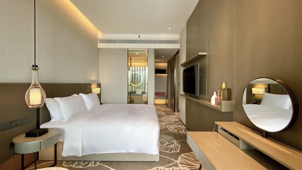 Suite, 1 King Bed, Lake View - Photo 5