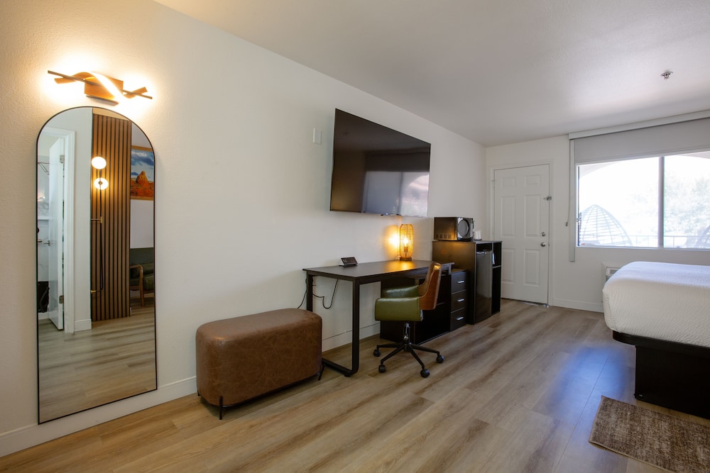 Deluxe Room, 1 King Bed, Patio, Mountain View - Photo 4