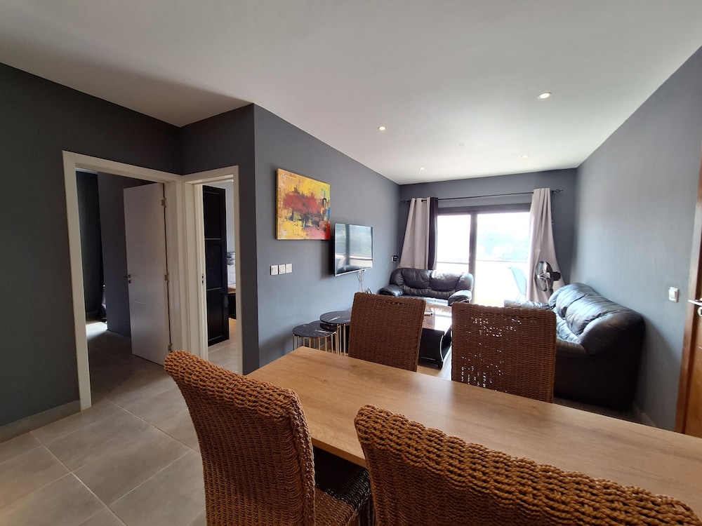Classic Apartment, 2 Bedrooms, Balcony, Partial Ocean View (E17-Top Floor)