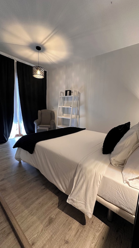 Double Room, Balcony thumbnail 5
