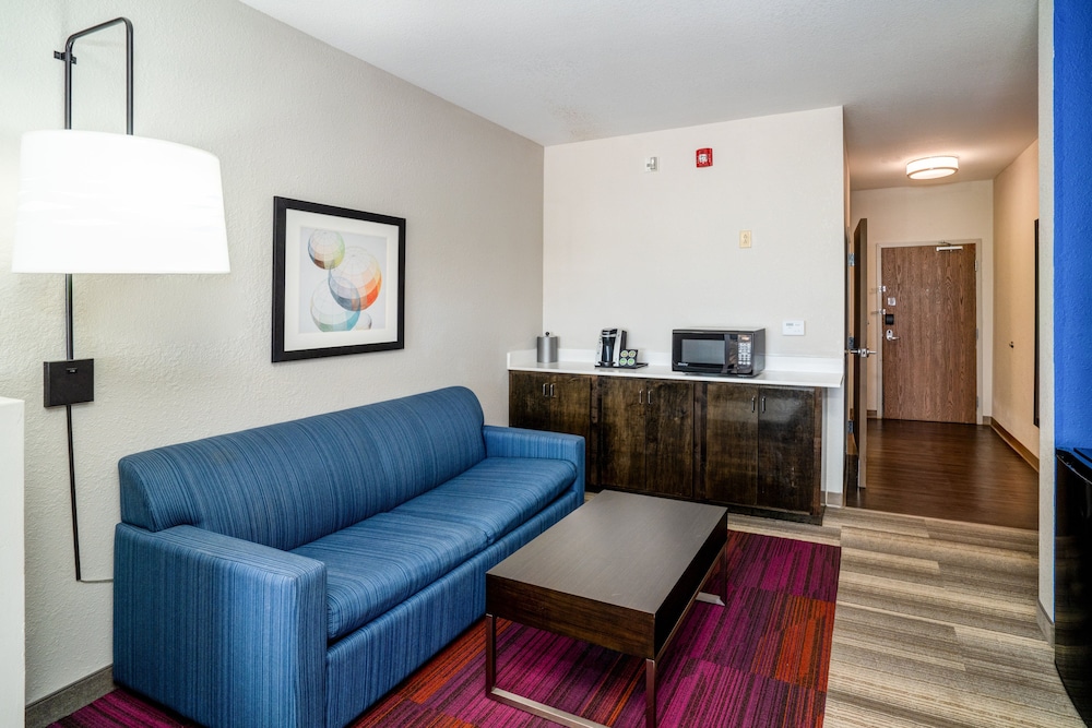 Suite, 1 King Bed - Photo 2