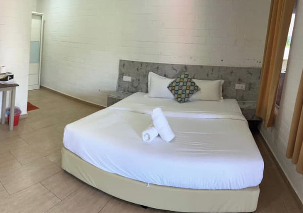 Deluxe Room, Pool View photo 2