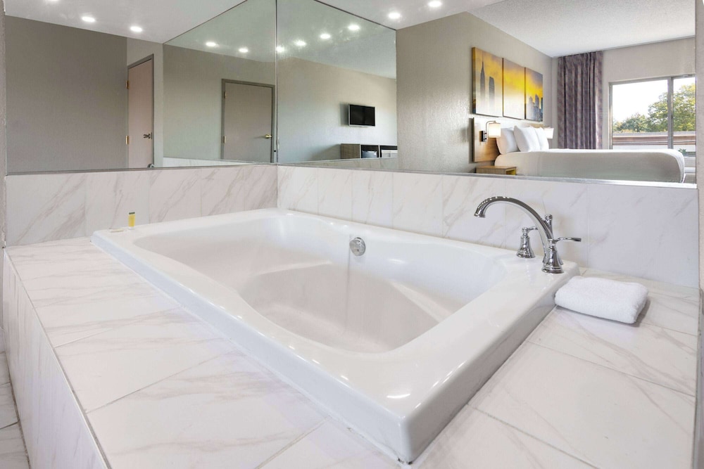 Presidential Suite, 1 King Bed, Non Smoking - Photo 12