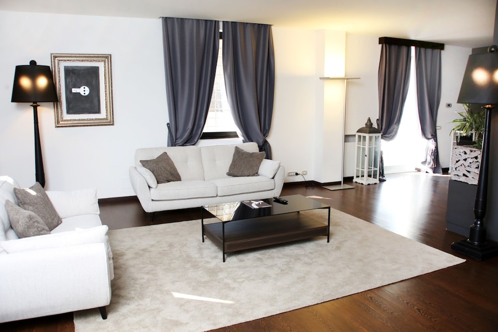 Deluxe Room thumbnail 6
