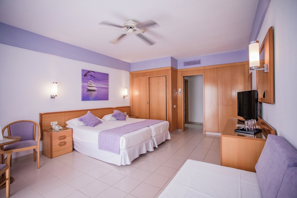 Classic Triple Room, Balcony (2 Adults)