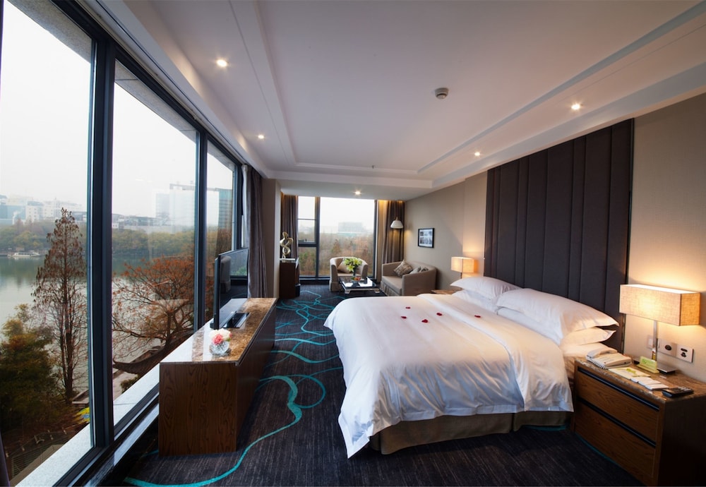 Deluxe Double Room With Lake View photo 3