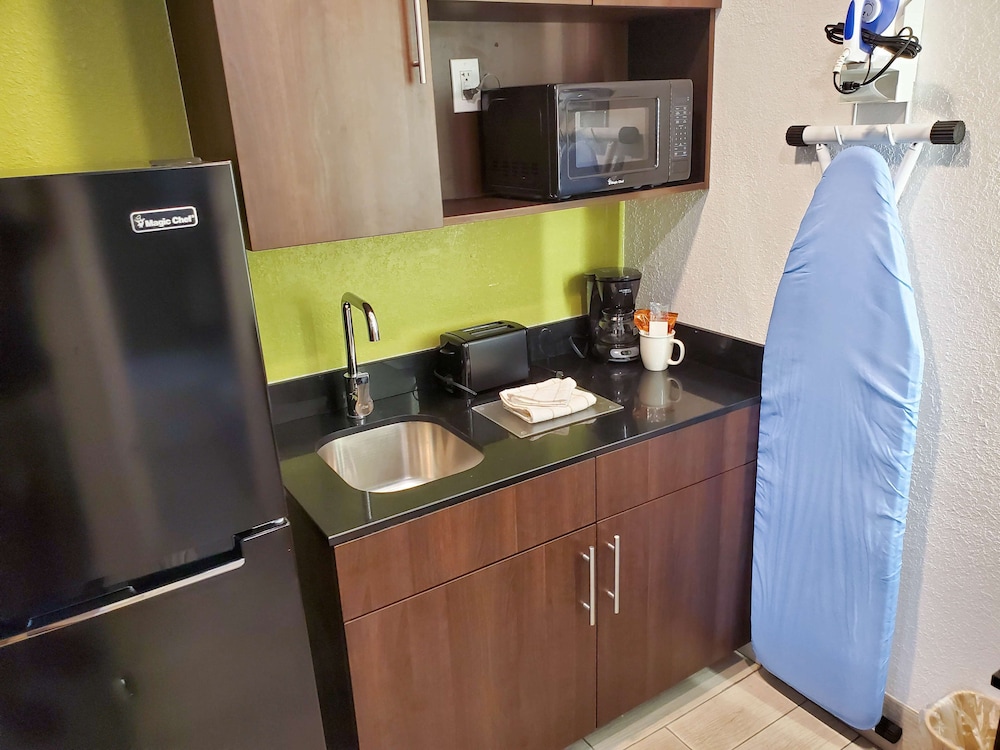 Standard Room, 1 Queen Bed, Non Smoking, Kitchenette - Photo 5