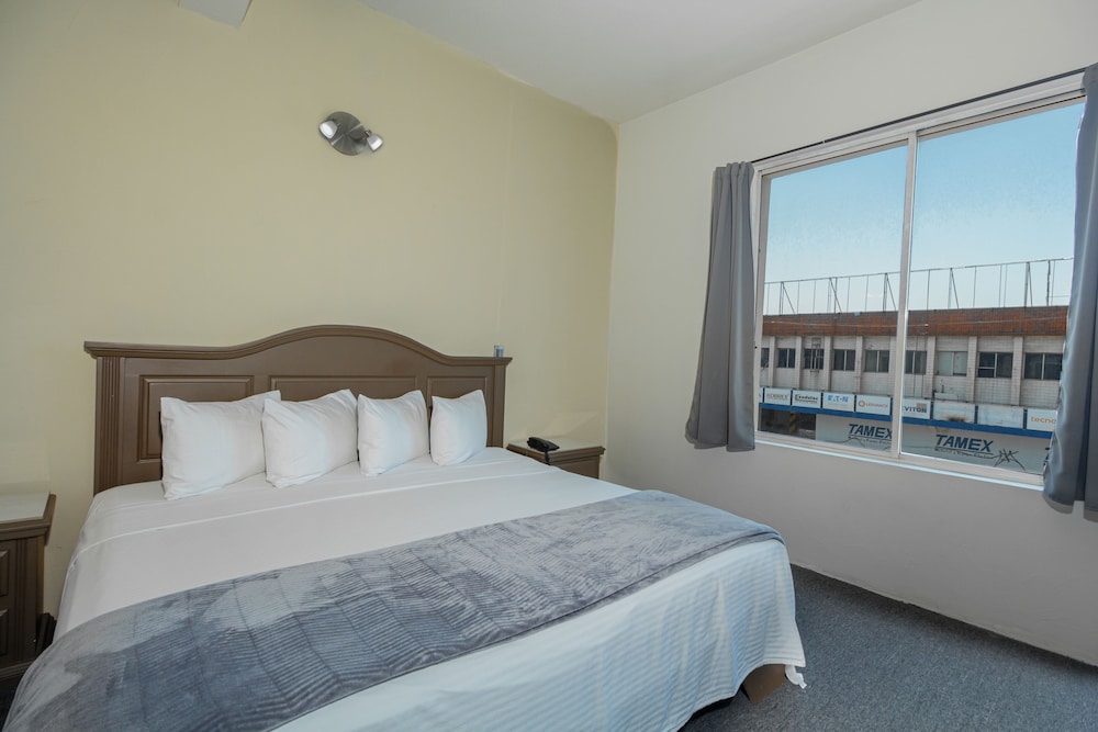 Junior Room, 1 King Bed, Private Bathroom - Photo 1