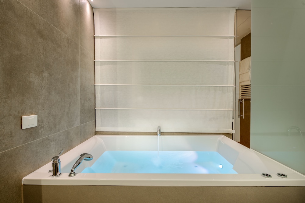 Round Suite with Hot Tub - Photo 13