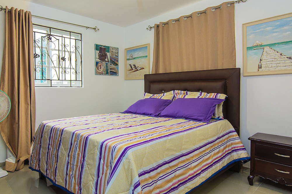 Finest 3 Bedroom Apt. With A/C photo 3