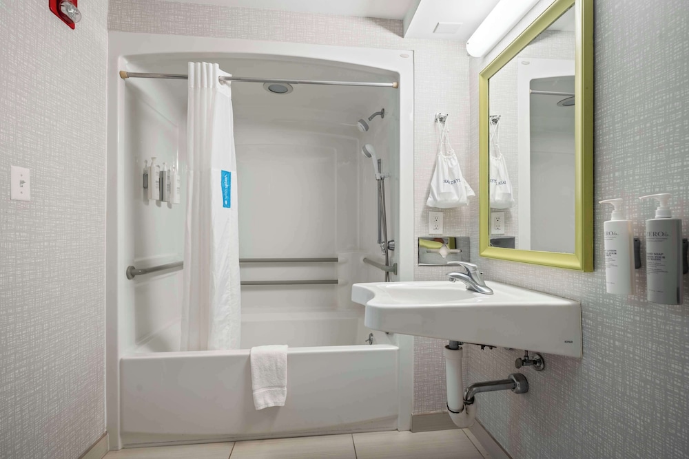 Standard Room, 1 King Bed, Non Smoking - Photo 5