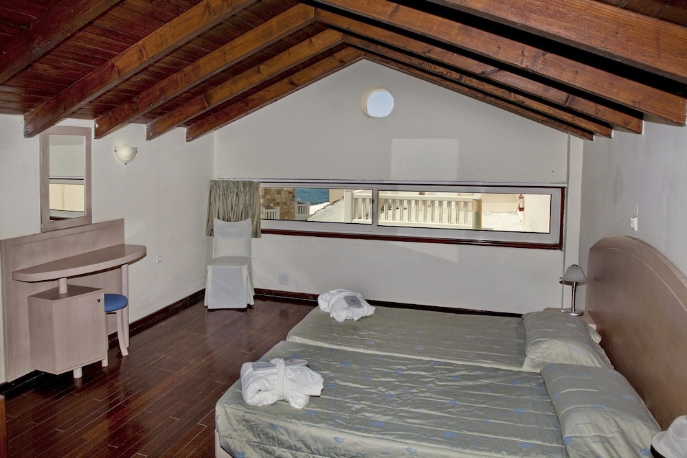 Family Room, 1 Bedroom - Photo 2