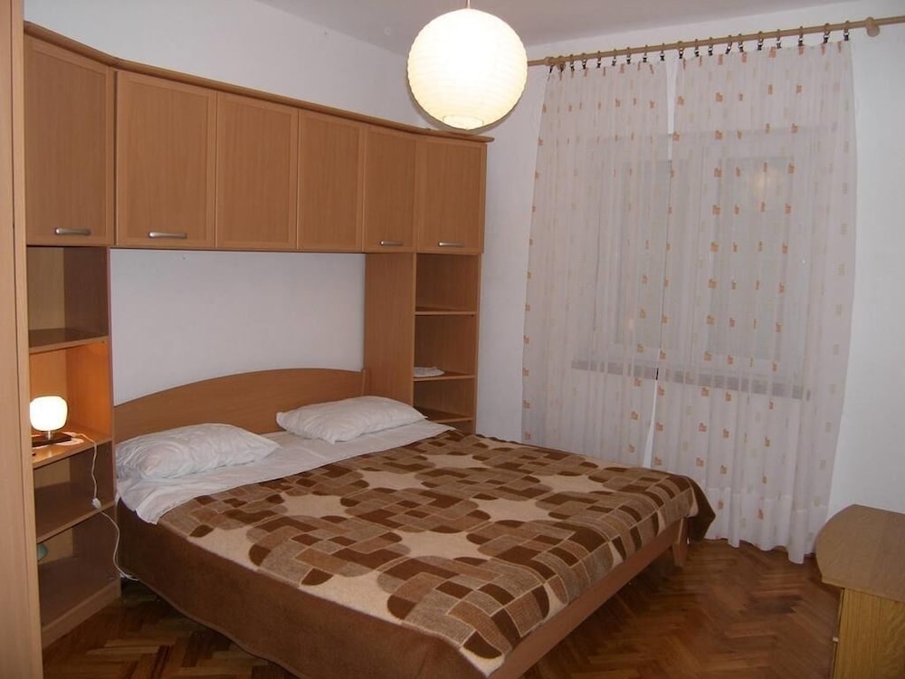 Apartment (Mirko - 100m from beach - A2(4+2))