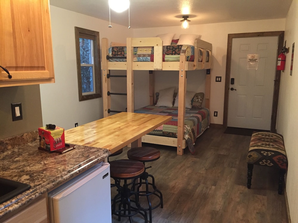 Premium Cabin, 2 Queen Beds, Kitchen, Mountainside