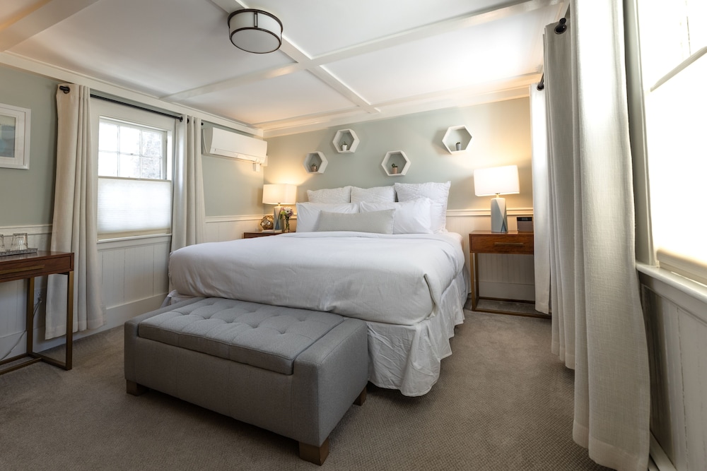 Standard Room, 1 King Bed, Bathtub (7) photo 1