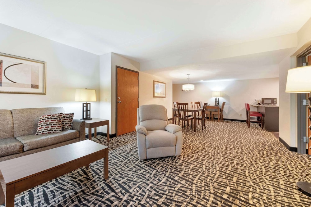 Family Suite, 2 Queen Beds - Photo 5