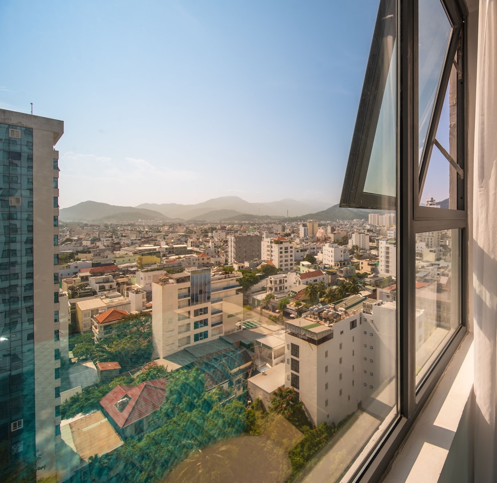 Superior Triple Room, City View - Photo 15