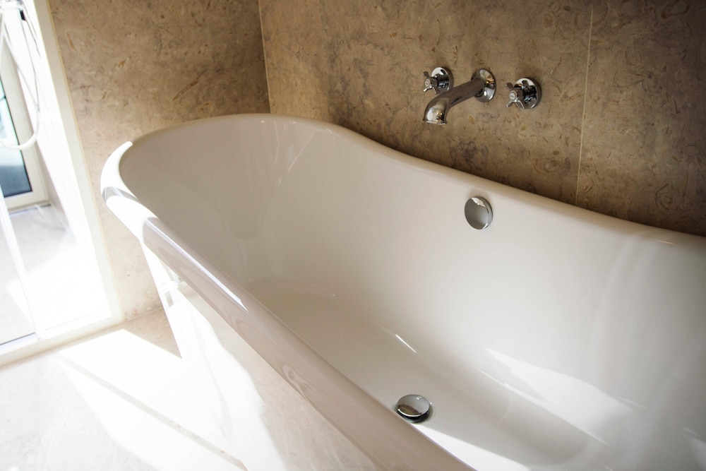 Signature Suite, 1 King Bed, Balcony thumbnail 6