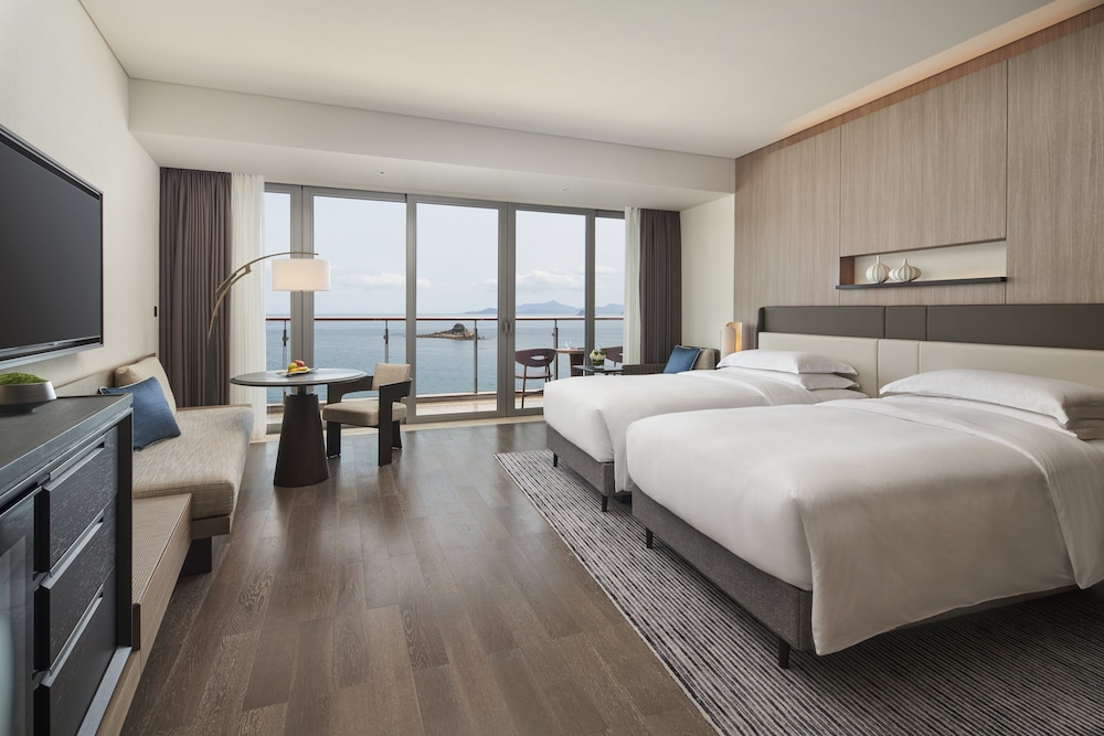 Classic Room, 2 Twin Beds, Balcony, Ocean View (Club Lounge Access)