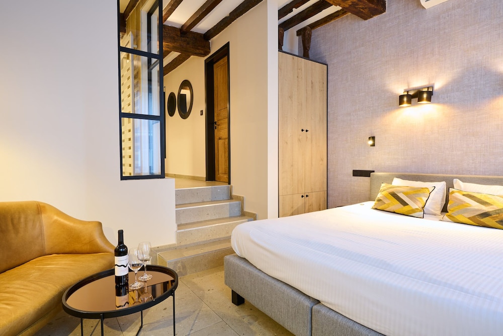 Small Luxe with Spa Bath