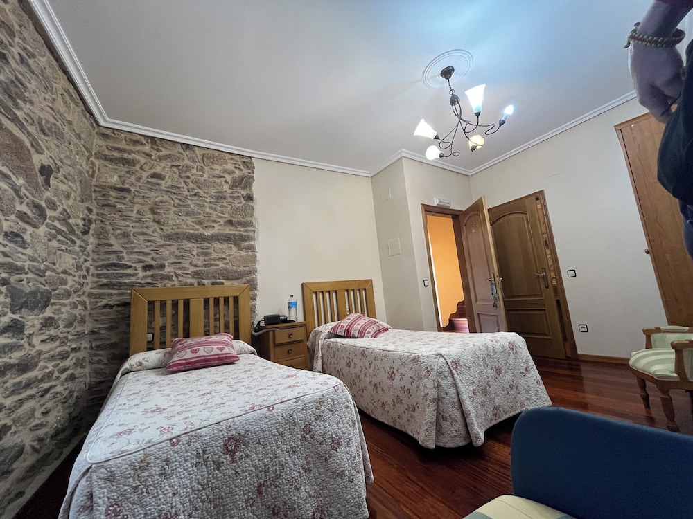 Twin Room - Photo 3