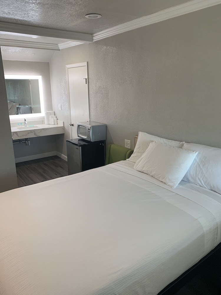 Deluxe Room, 2 Queen Beds, Refrigerator & Microwave photo 1