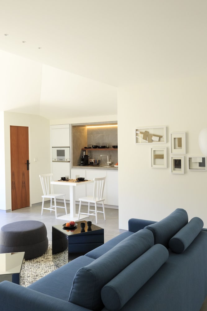 Prestige Suit, Port view - Photo 9