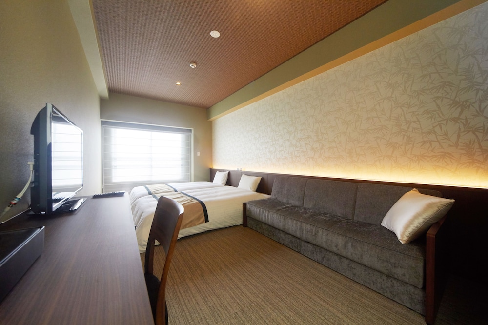 Superior Twin Room with Sofa - Photo 4