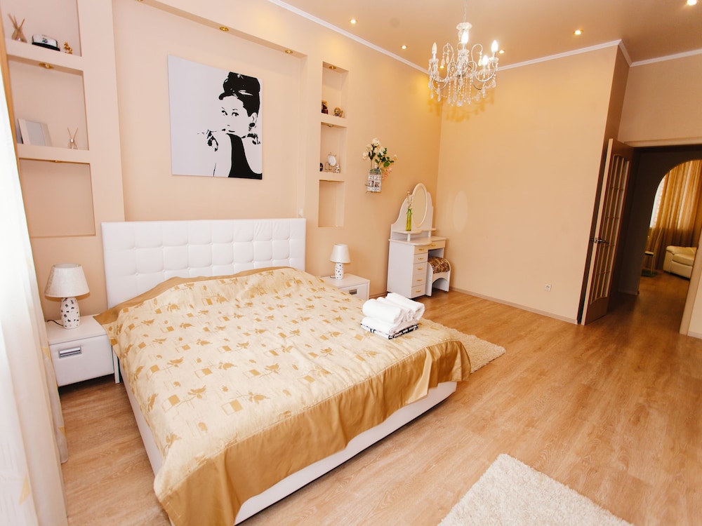 Romantic Apartment, 1 Queen Bed with Sofa bed, Non Smoking, Courtyard View photo 2