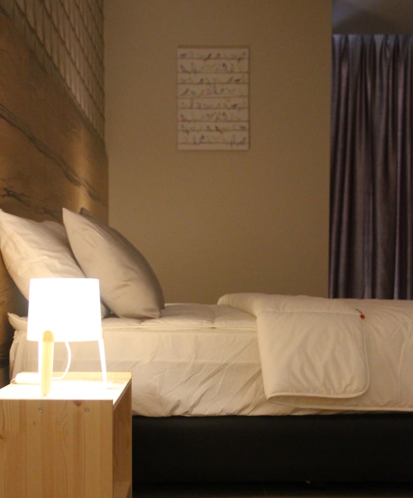 Basic Room, Hill View