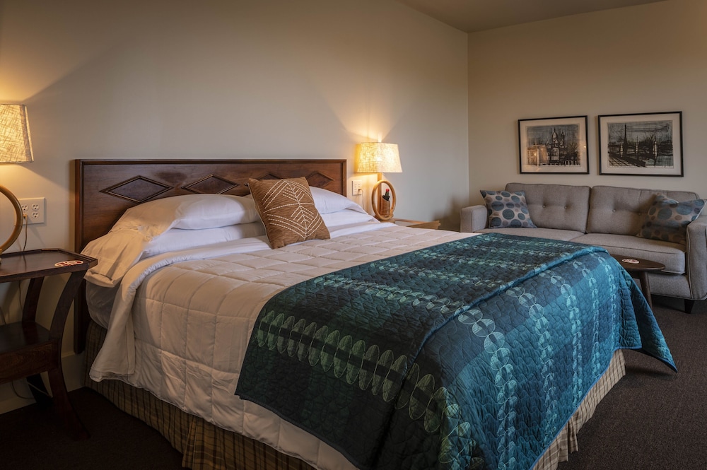 Comfort Room, 1 King Bed (Room 401)