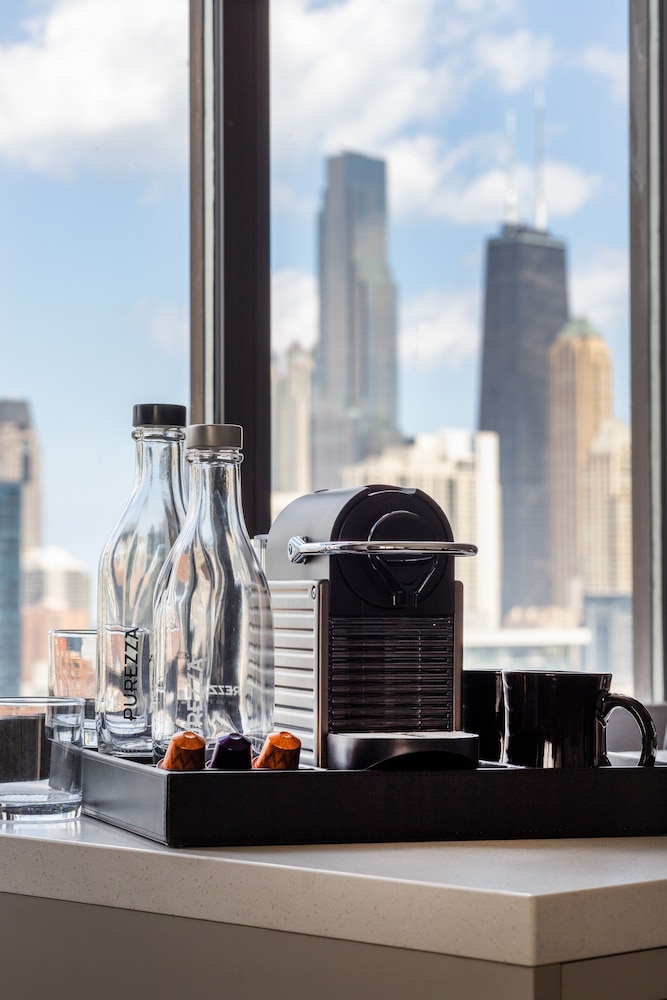 Premium Room, 1 King Bed (Chicago Skyline View) - Photo 7