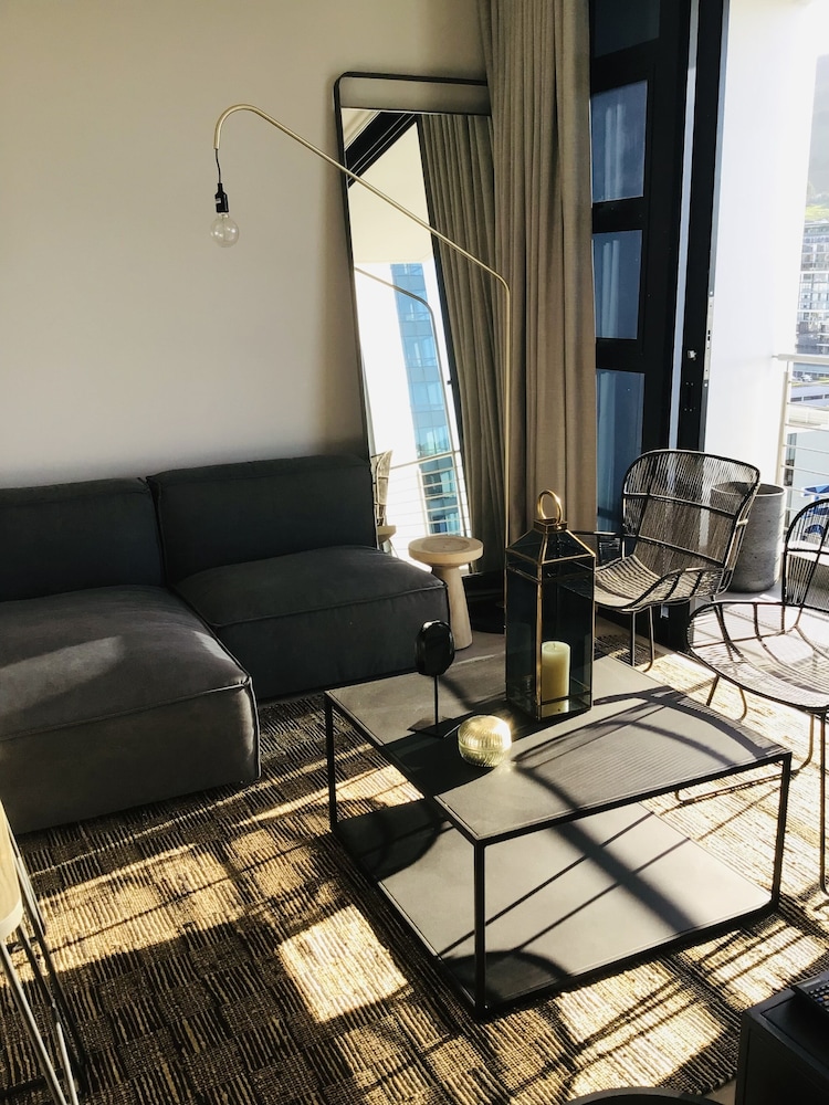 Luxury Apartment, 1 Queen Bed, Balcony, City View photo 2