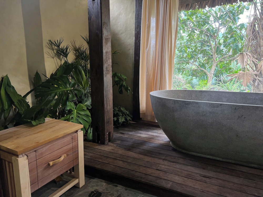 Deluxe Suite, Bathtub, Garden View
