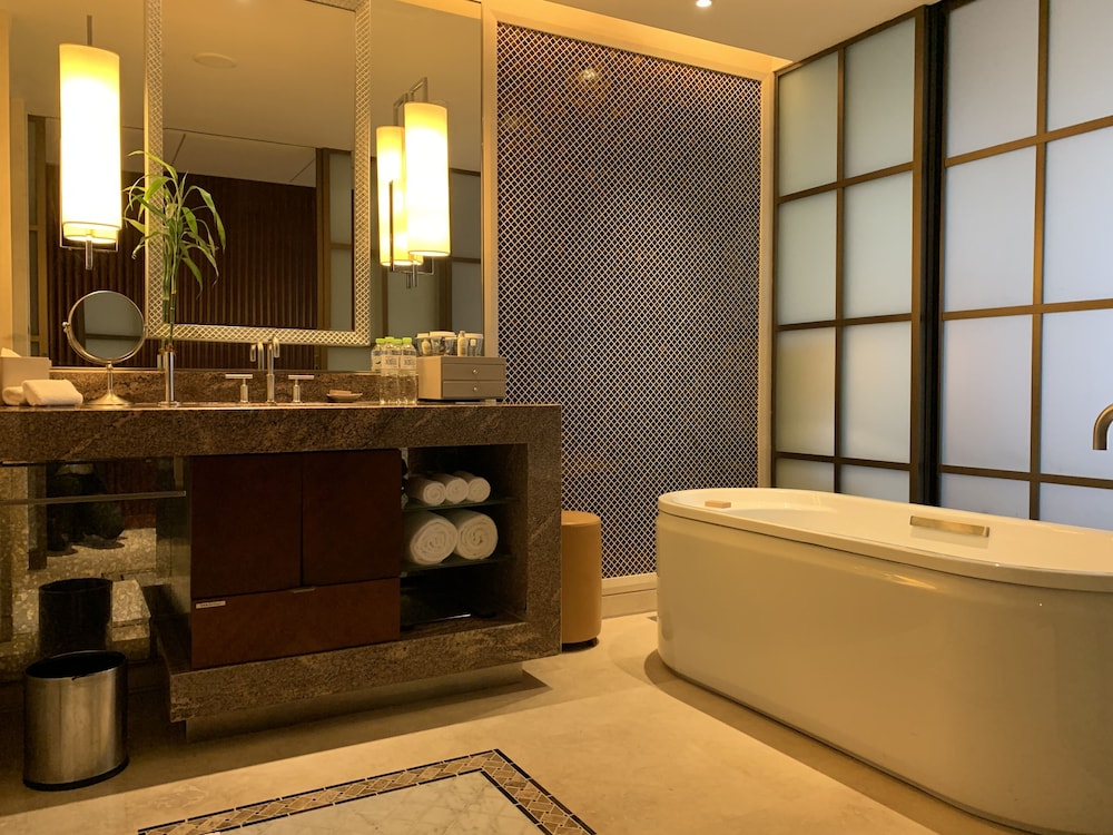 TWO BEDROOM DUPLEX SUITE - LOUNGE ACCESS photo 2