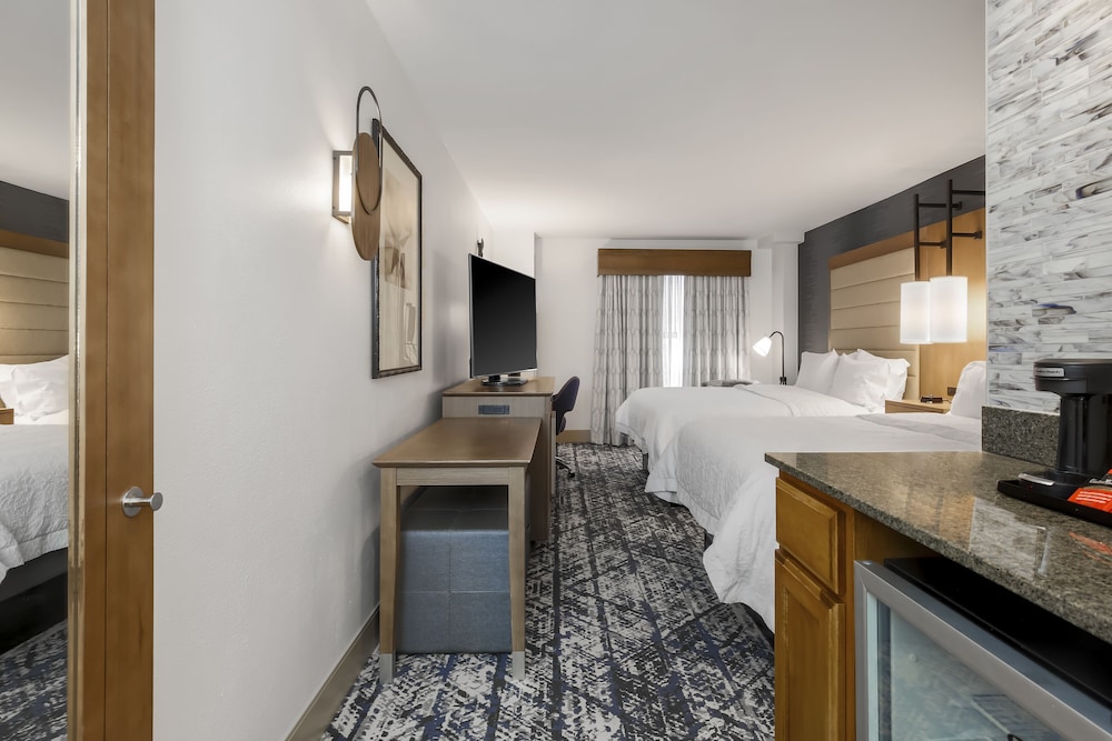 Premium Room, 2 Queen Beds, Accessible, Bathtub (Snacks) - Photo 3