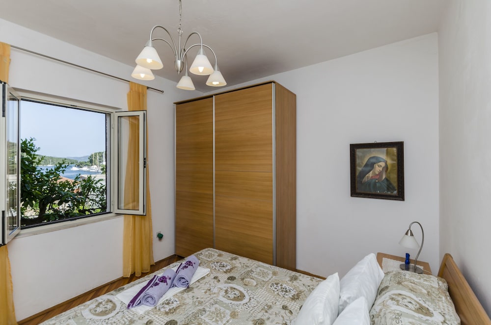 Room (S2) photo 2