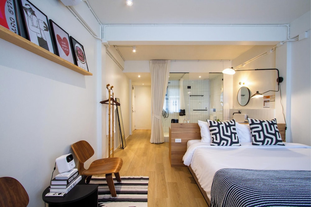 Deluxe Room, 1 King Bed photo 3