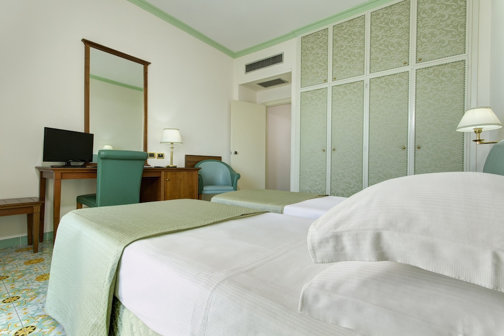 Standard Twin Room - Photo 1