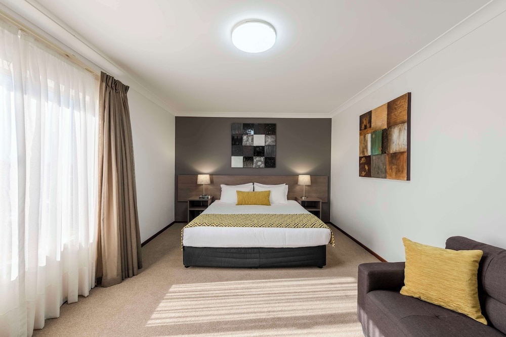 Suite, 1 King Bed, Non Smoking (Dining Table) photo 1