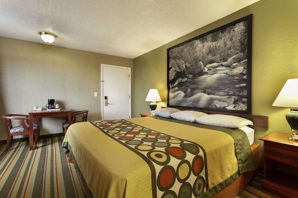 Business Room, 1 King Bed, Non Smoking photo 3