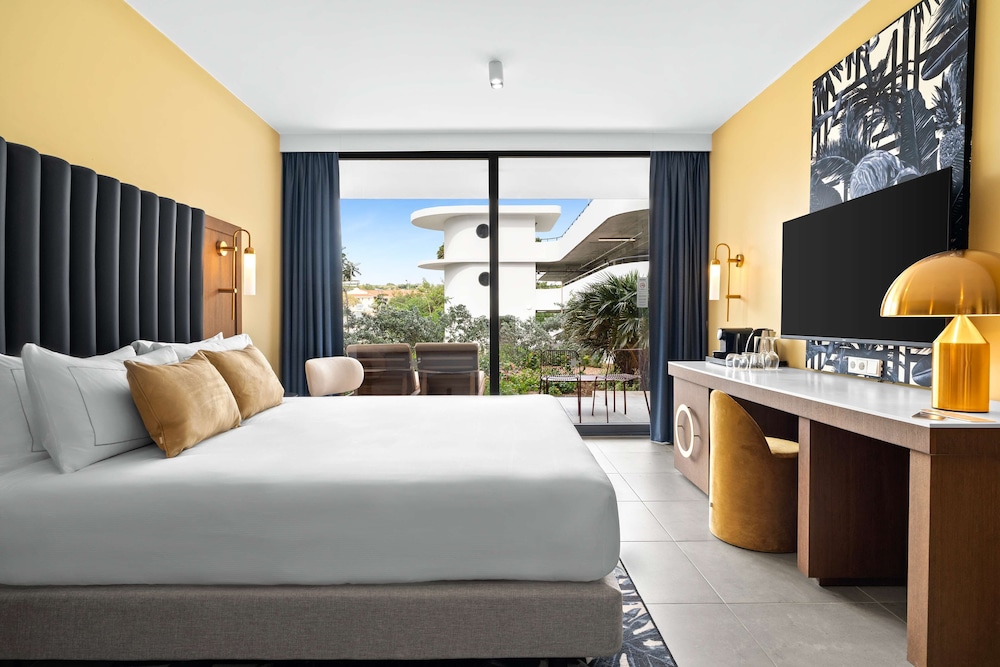 Deluxe Room, 1 King Bed (Roll-In Shower)