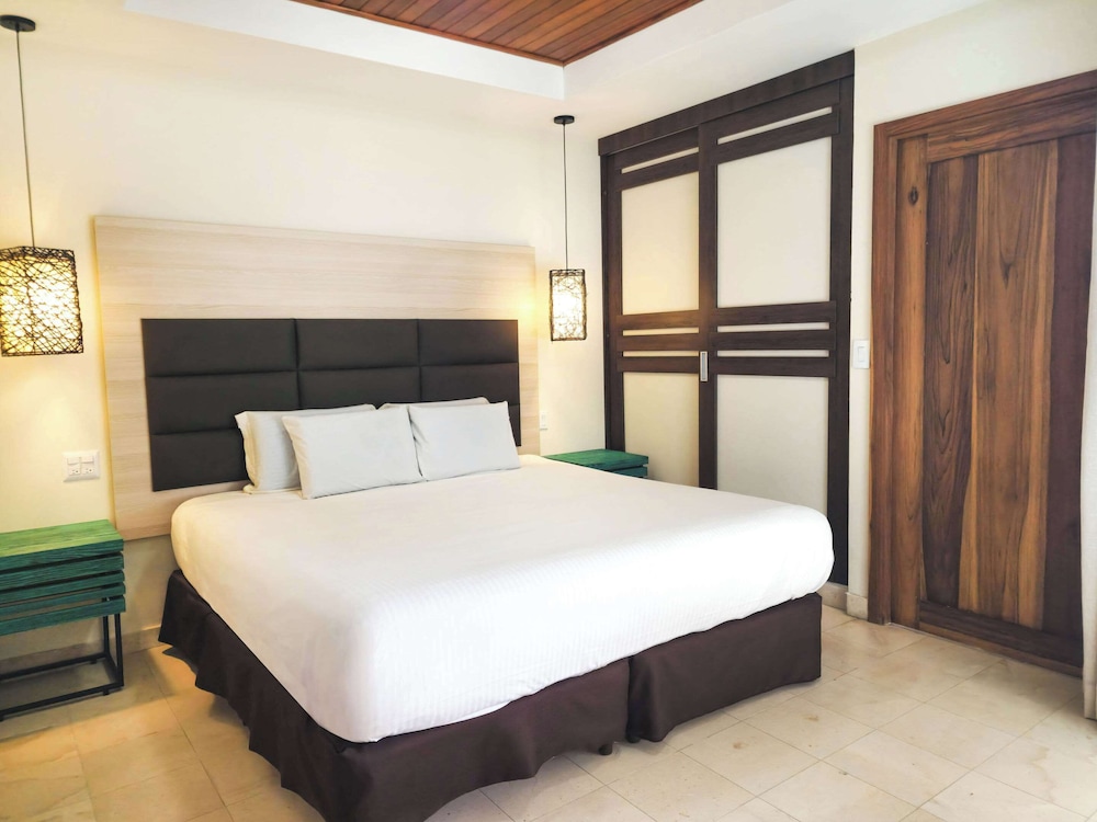 1 Queen Bed - Photo 1