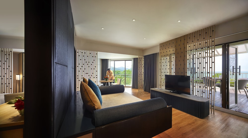 Premier Suite, 1 King Bed, Sea View - Photo 4