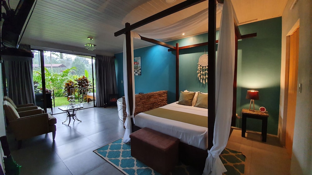 Honeymoon Suite, 1 Queen Bed, Hot Tub, Hill View photo 1
