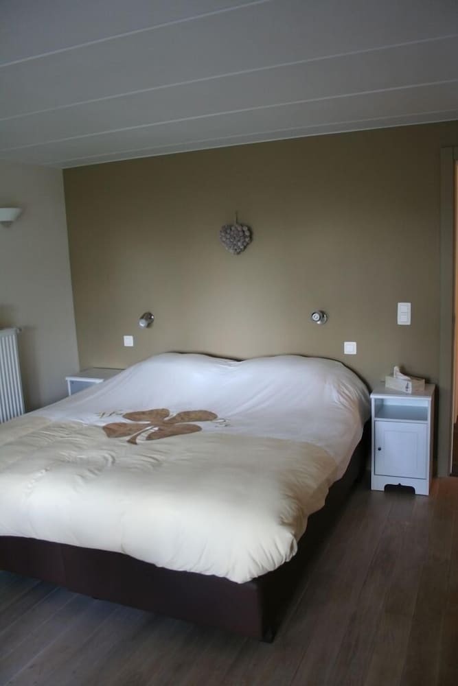 Economy Room (1) photo 3