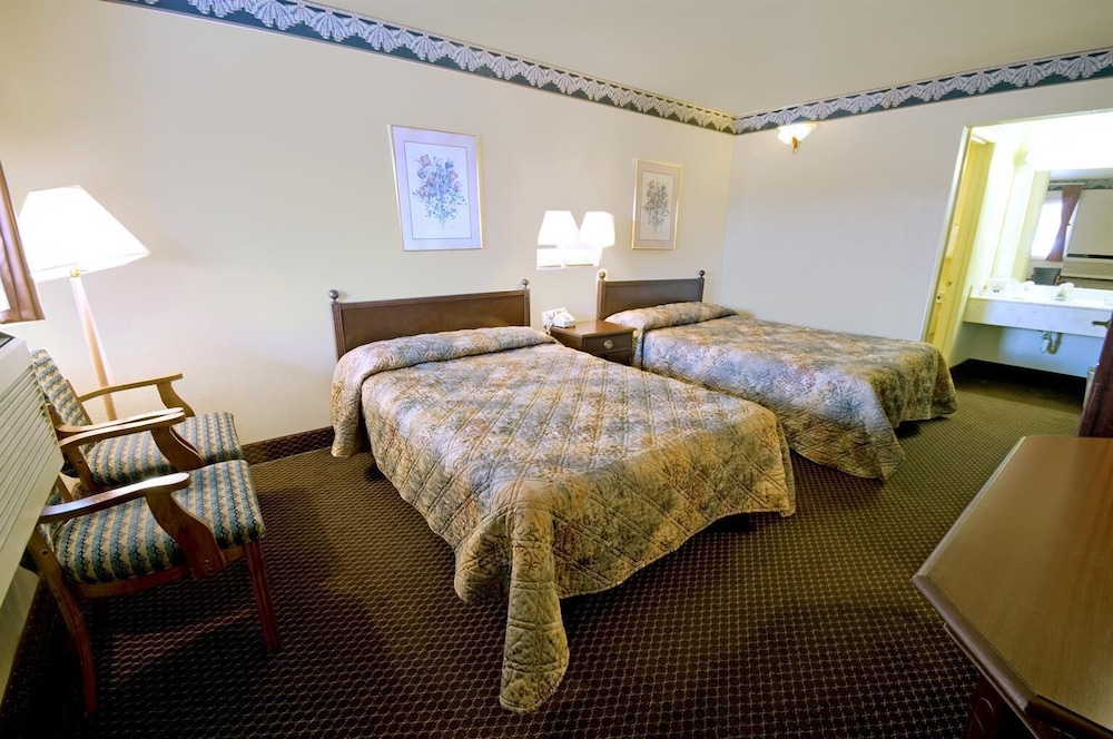 Room, 2 Double Beds, Smoking - Photo 4
