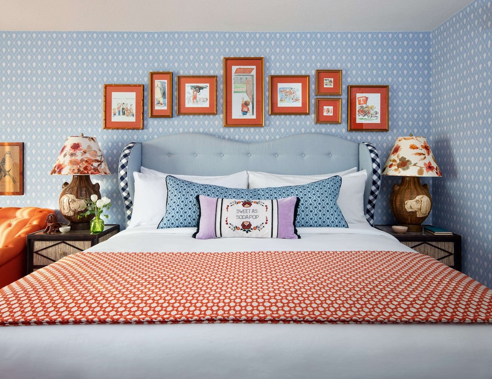 Room, 1 King Bed, Oversized (Graduate) - Photo 2